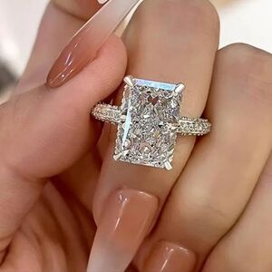 ✨ Luxury Emerald-Cut CZ Ring – Size 9 ✨Absolutely breathtaking!